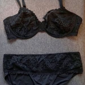 Natori Black Lace Underwire Bra (34DD) and Matching Lace Panty (M/NWT) Set